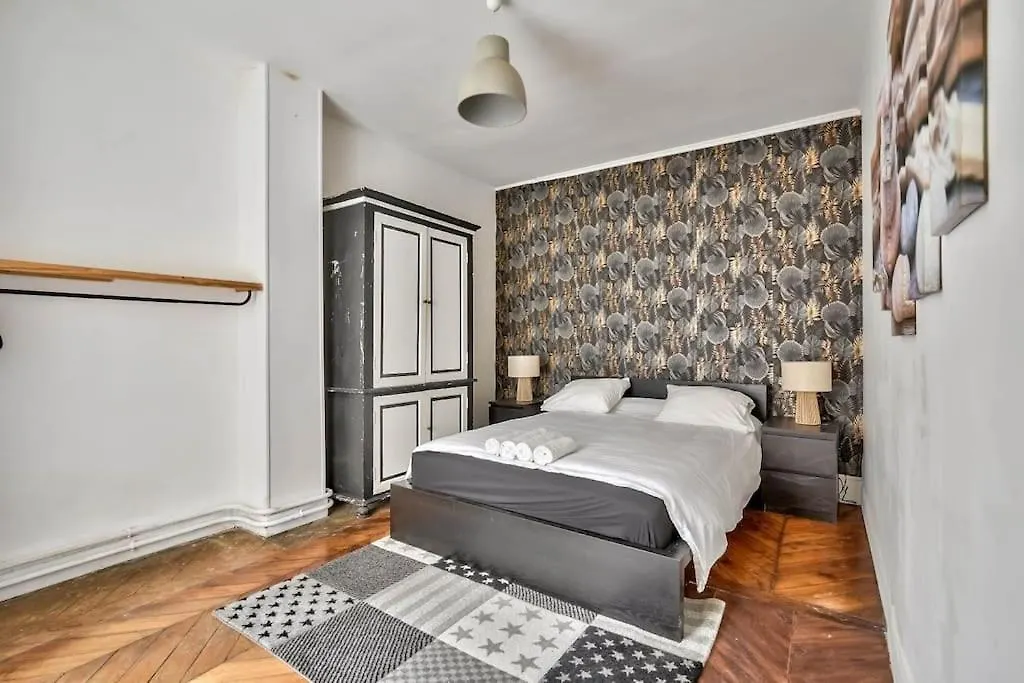 Holiday home Stunning House With Garden 1 Minute From The Metro Paris