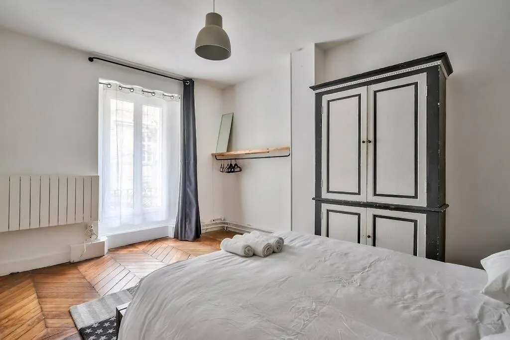 Vakantiehuis Stunning House With Garden 1 Minute From The Metro