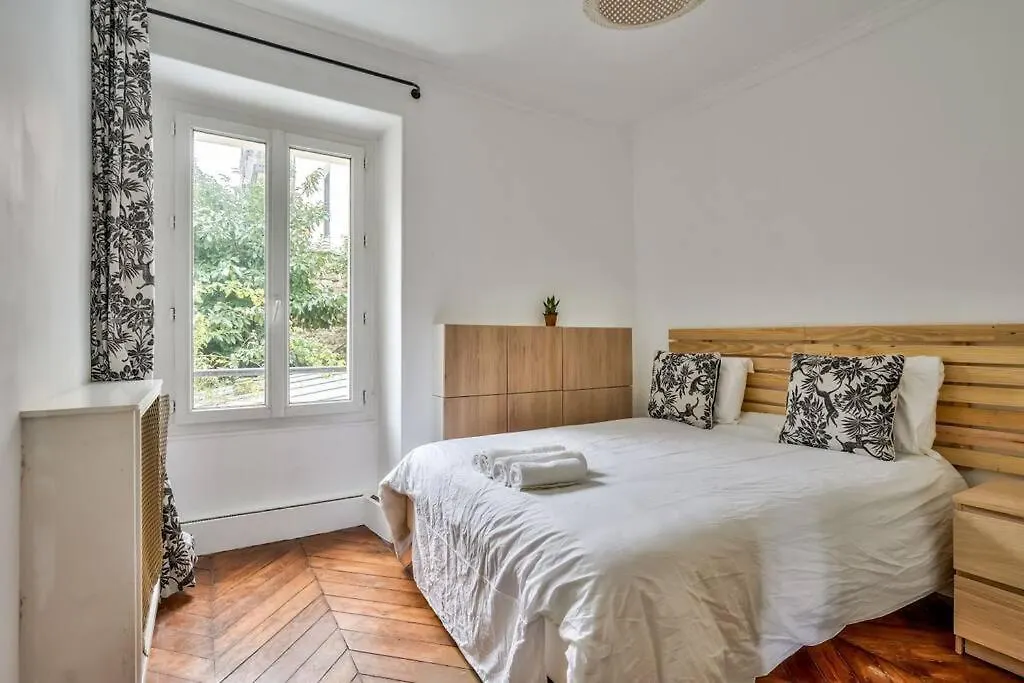 Stunning House With Garden 1 Minute From The Metro Holiday home Paris
